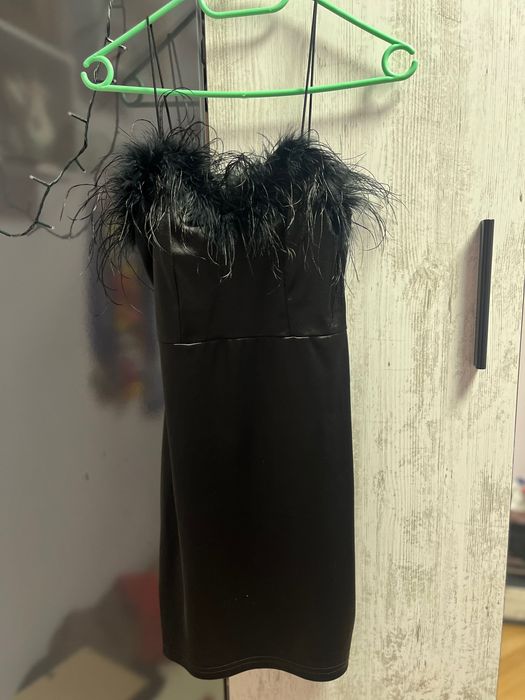 Черна рокля с пера