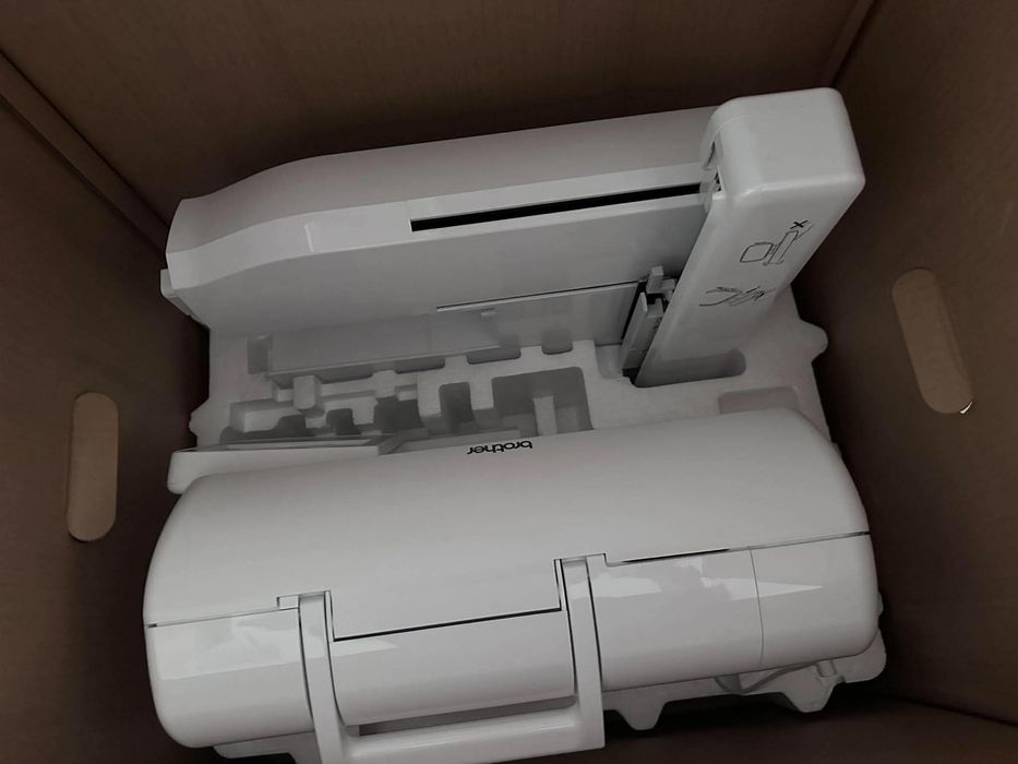 Vând mașină de brodat Brother Innov-is NV880E, complet funcțională, cu cutia originală.