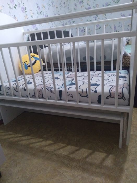 Детская кроватка с маятником