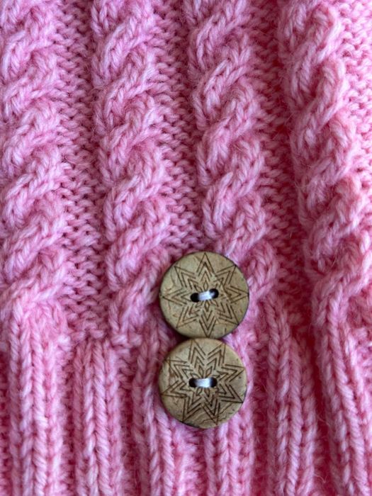 Ръчно изплетени шапки от баба с пухкав помпон