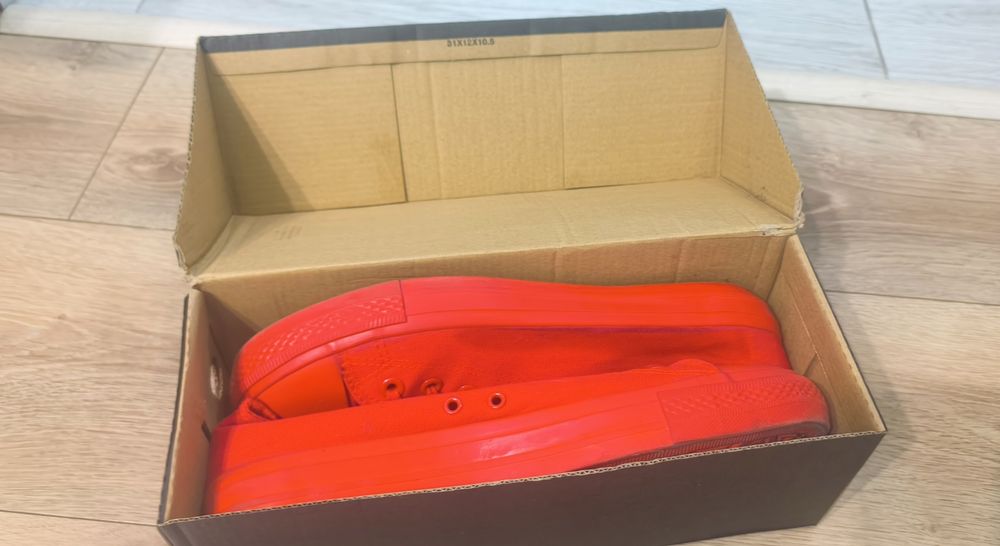 Мъжки кецове, червени