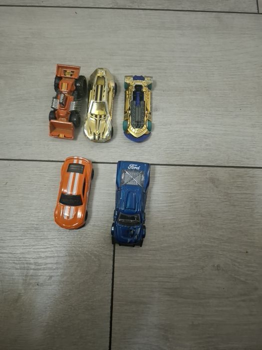 Колички hot wheels и ferrari