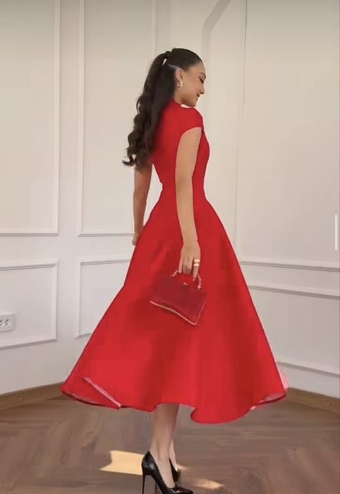 Элегантное красное платье