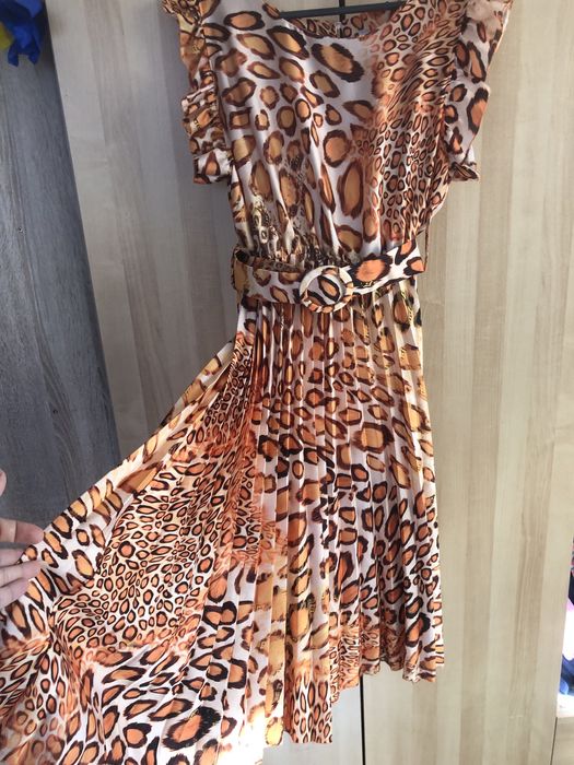 Vand rochie cu pliuri, subtire, de vara