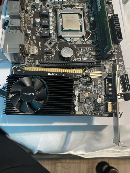 Vand sursa 300w si placa video gt1030