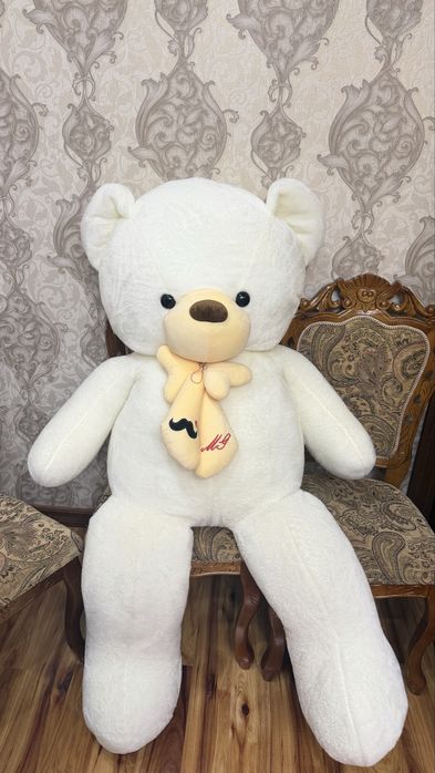 Белая плюшевая мишка