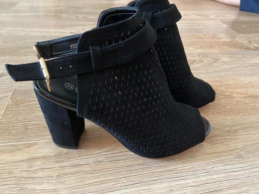 Продам новые босоножки