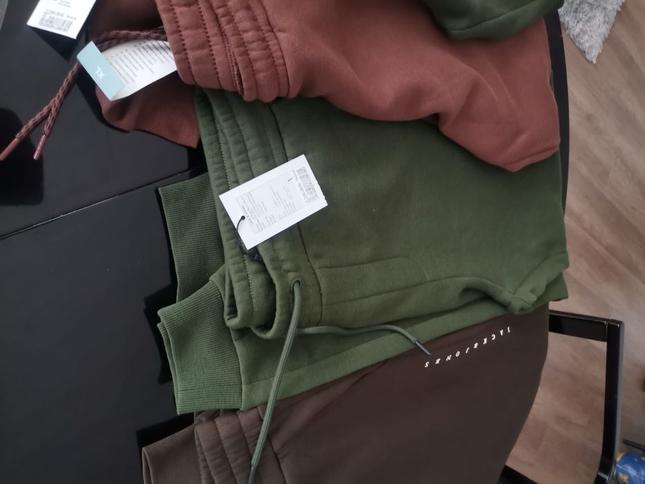 Vând pantaloni sport pt bărbați