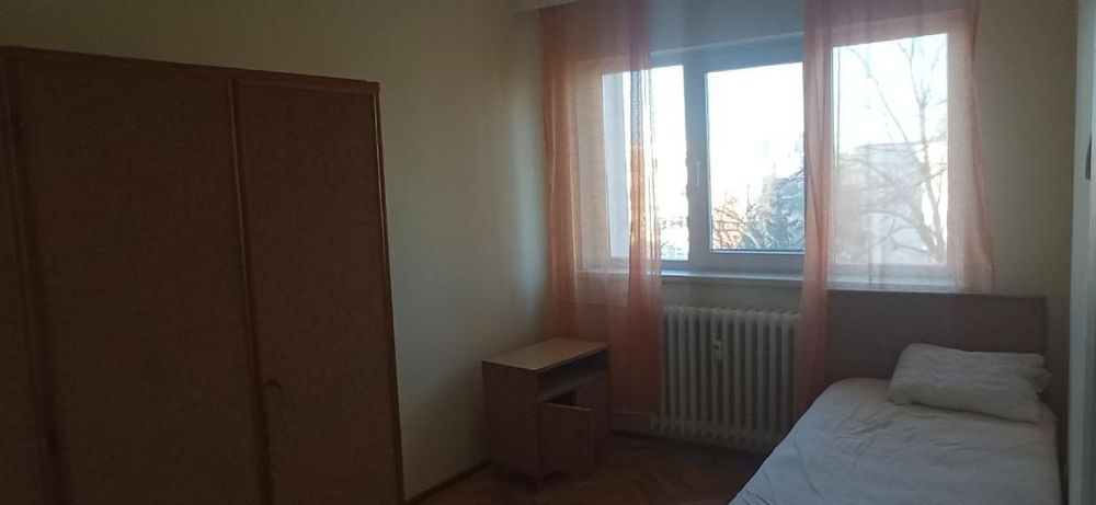 Închiriez apartament  3 camere