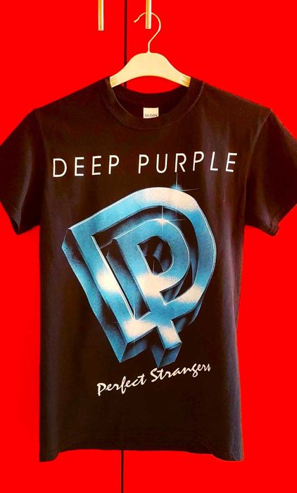 Тениска Deep Purple, дизайн Лице и Гръб 100% памук в черно и синьо-лилаво.
