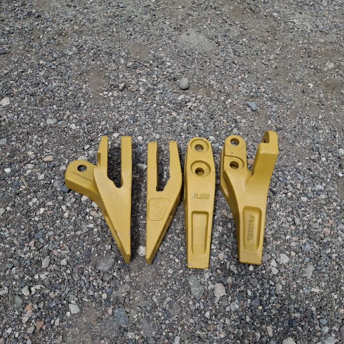 Зуб ковша экскаватора - погрузчика 3в1 CAT428, JCB 3CX, XCMG, LiuGong.