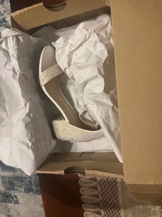 Sandale albe cu perle