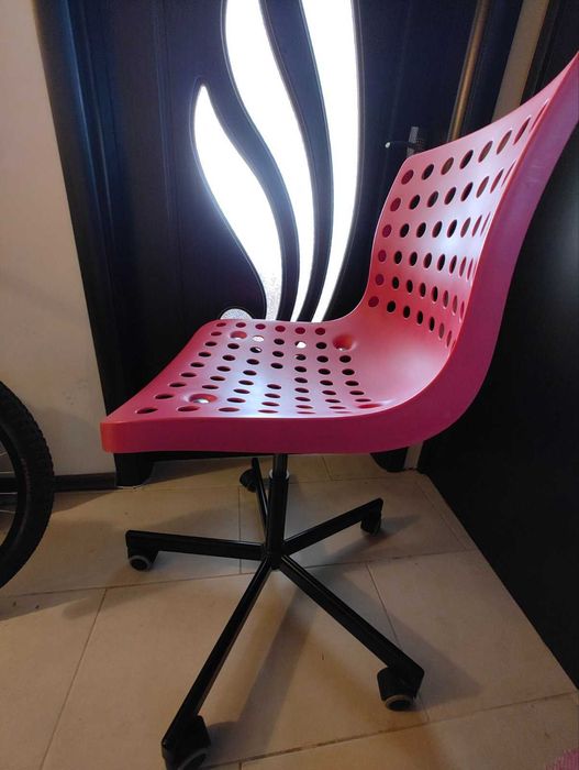 Детско бюро  и Стол IKEA с регулируема височина