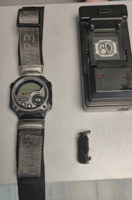 РЯДЪК Casio WMP-1 – часовник с аудио плеър и докинг станция MP3 – НЕИЗВЕСТНО  състояние