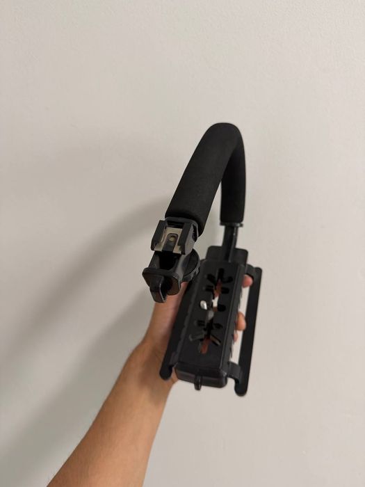 Бу қурилманинг умумий номи:
Camera Stabilizer Rig — камера стабилизато