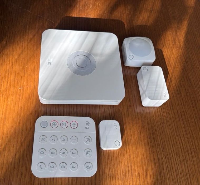Ring Alarm (M) 5 Piece Kit+ Indoor Camera (2nd Gen).
