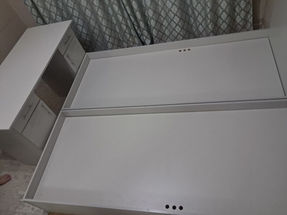 Кровати и тумбочка