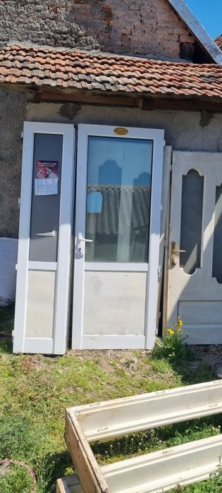 Vând pachet materiale folosite din renovare,. Uși , geamuri și  rolete de geam.