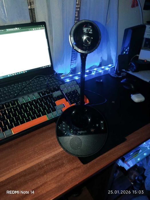 Camera video conferințe Logitech cu cabluri și accesorii incluse