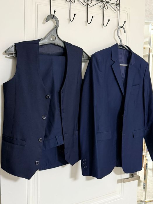 Костюм тройка на 10-12лет и костюм 3ка 46-48р