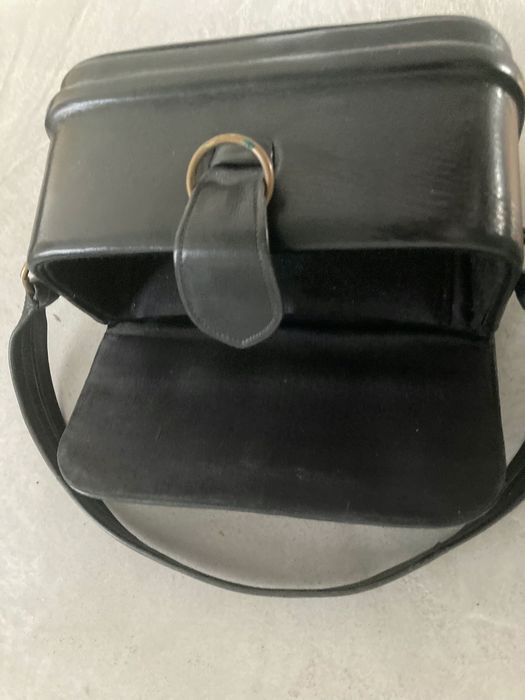 Винтидж дамска кожена чанта с твърд корпус