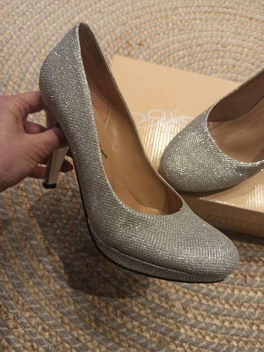 Сребристи обувки на висок ток, 39 номер