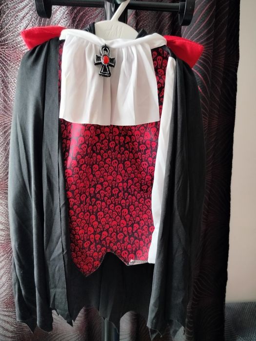 Vând costume de petrecere, festivități