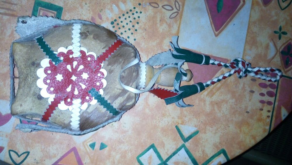 Стара бъклица изработена от дърво облепена с естествена кожа