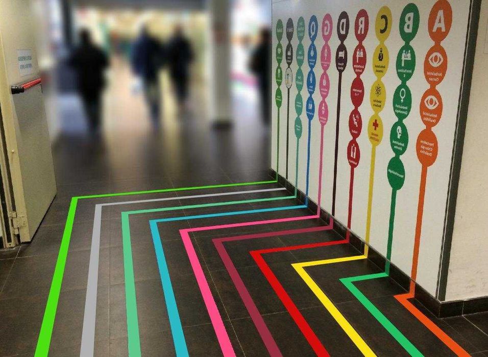 Цвет года Pantone 2026 — Cloud Dancer в салоне краски из Италии .