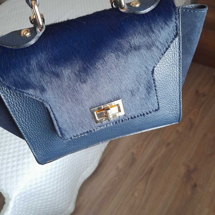 Тъмно синя чанта с капак от естествен косъм