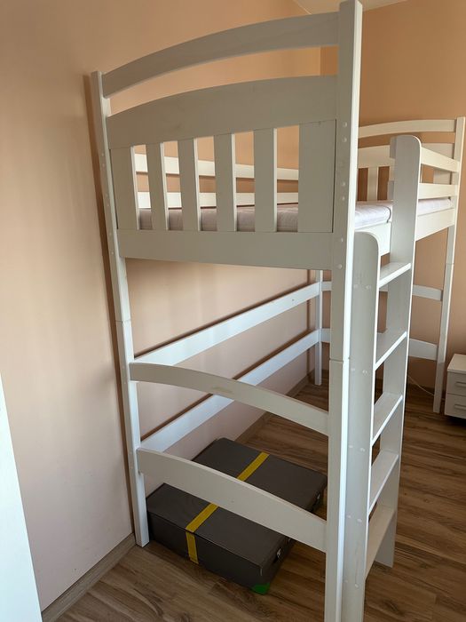 Двуетажно детско легло с възможност за поставяне на бюро отдолу