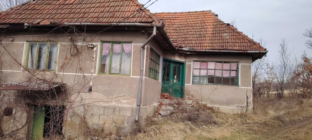 Vand casa care necesita renovare.