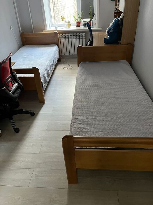 Кровать деревянная, с матрасом