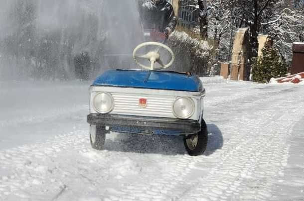 педальный автомобиль