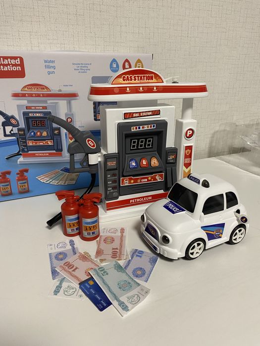 Бензиностанция и кола със звукови и светлинни ефекти