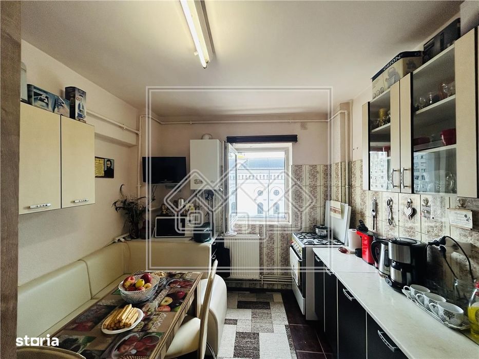 Ap decomandat, cu 2 camere, balcon, etaj intermediar - M. Viteazu — fotografia 3