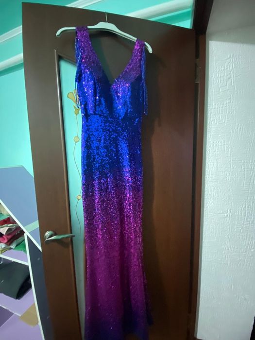 Вечернее платье с пайетками