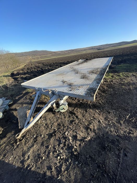Vând trailer tractor