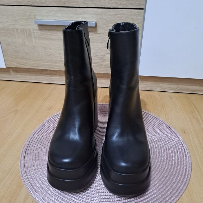 Обувки на висок ток и боти с дебел ток