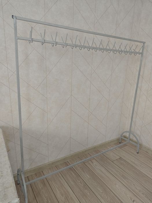 Гардеробная вешалка