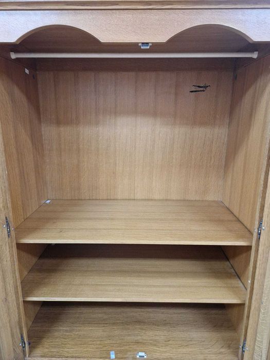 Голям четирикрилен гардероб с две чекмеджета