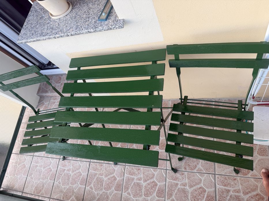 Set de masa cu doua scaune. pliante structura metalica cu lemn