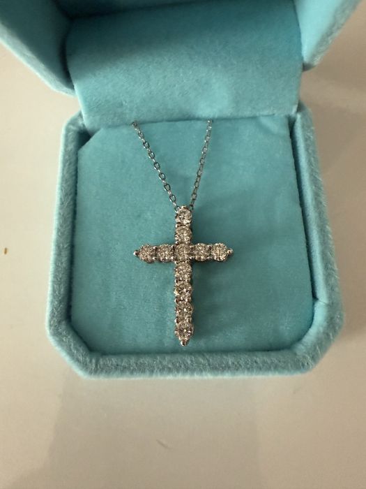 Сребърно колие с мойсанит. Сребърно колие с кръстче