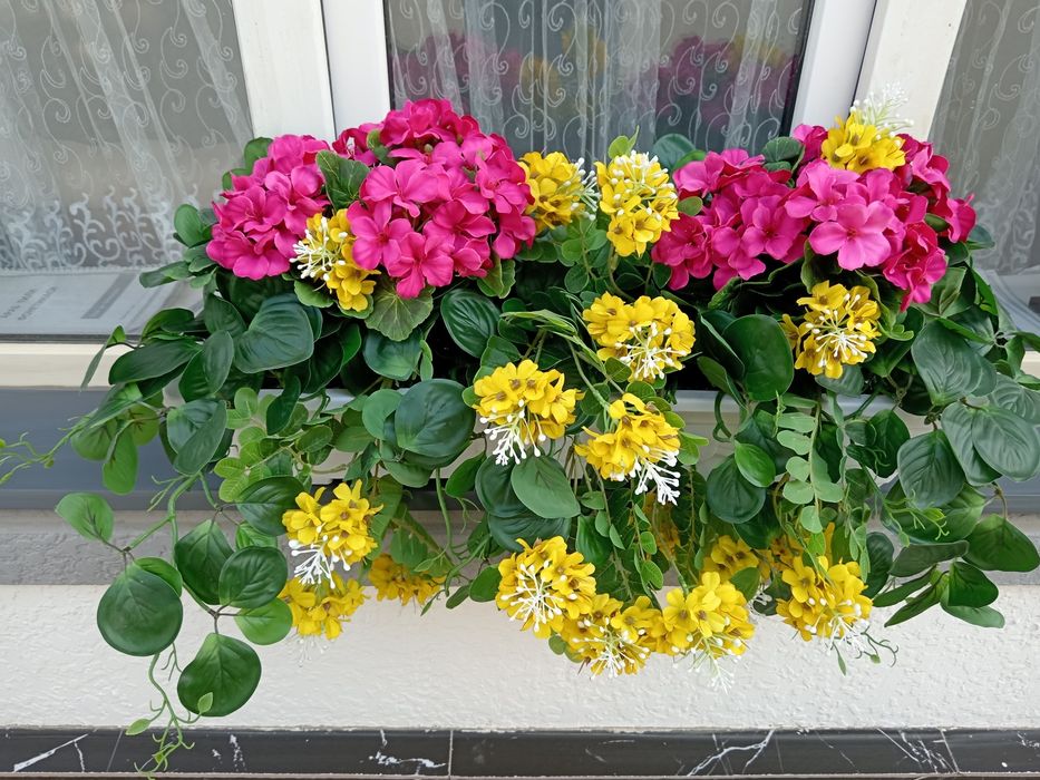 Sun'iy gullar va daraxtlar.