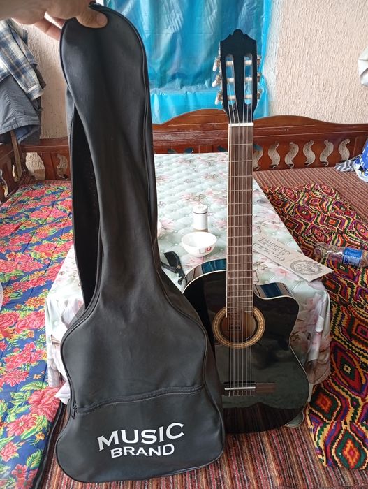 Gitara sotiladi clasic