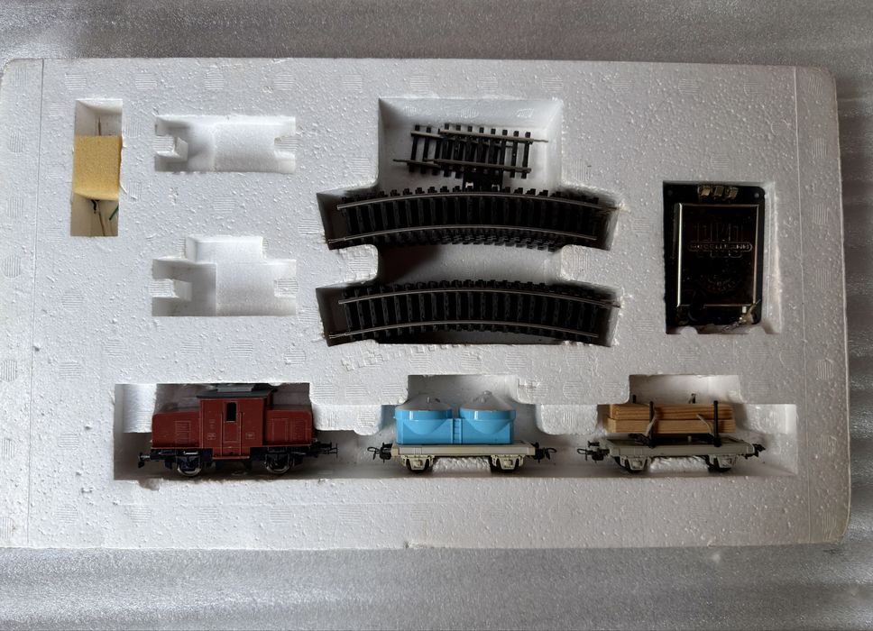 Продаю базовый комплект Piko Junior 1:87 (ГДР-70-е годы)