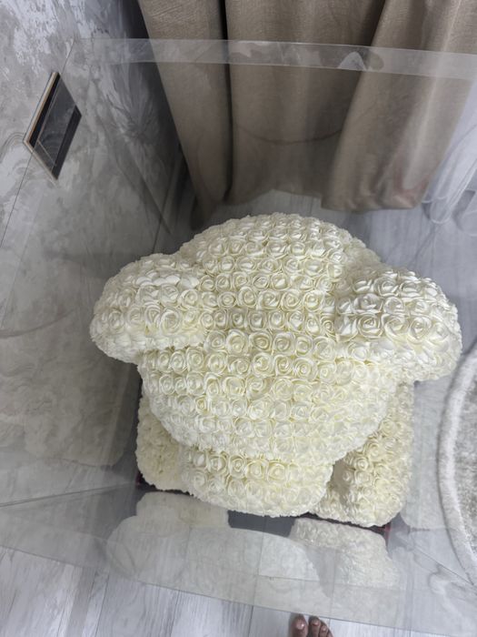 Мишка белая из роз