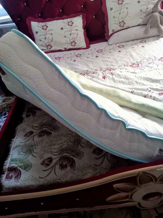 Продам двухспальную кровать.