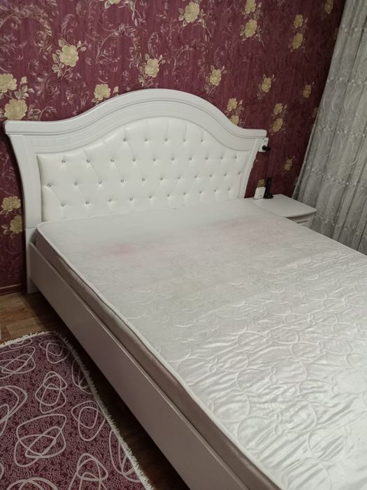спальная кровать с матрасом