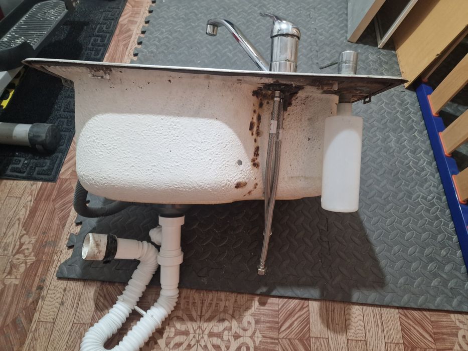 Мивка със смесителна батерия.